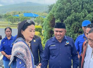 Pemkab Alor Apresiasi Kunjungan Reses Julie Sutrisno Laiskodat Anggota DPR RI Komisi XI F-NasDem Julie Sutrisno Laiskodat tiba di Bandara Mali-Alor, Rabu (25/2) untuk agenda Reses. JSL bersama rombongan disambut Plh. Sekda Alor Obeth Bolang, Ketua DPRD Alor Paulus Brikmar, Ketua DPD NasDem Alor Deni Padabang, Ketua Fraksi NasDem DPRD Alor Joni Tulimau dan jajaran petinggi NasDem Alor. (Sumber Foto: Facebook Julie Sutrisno Laiskodat).