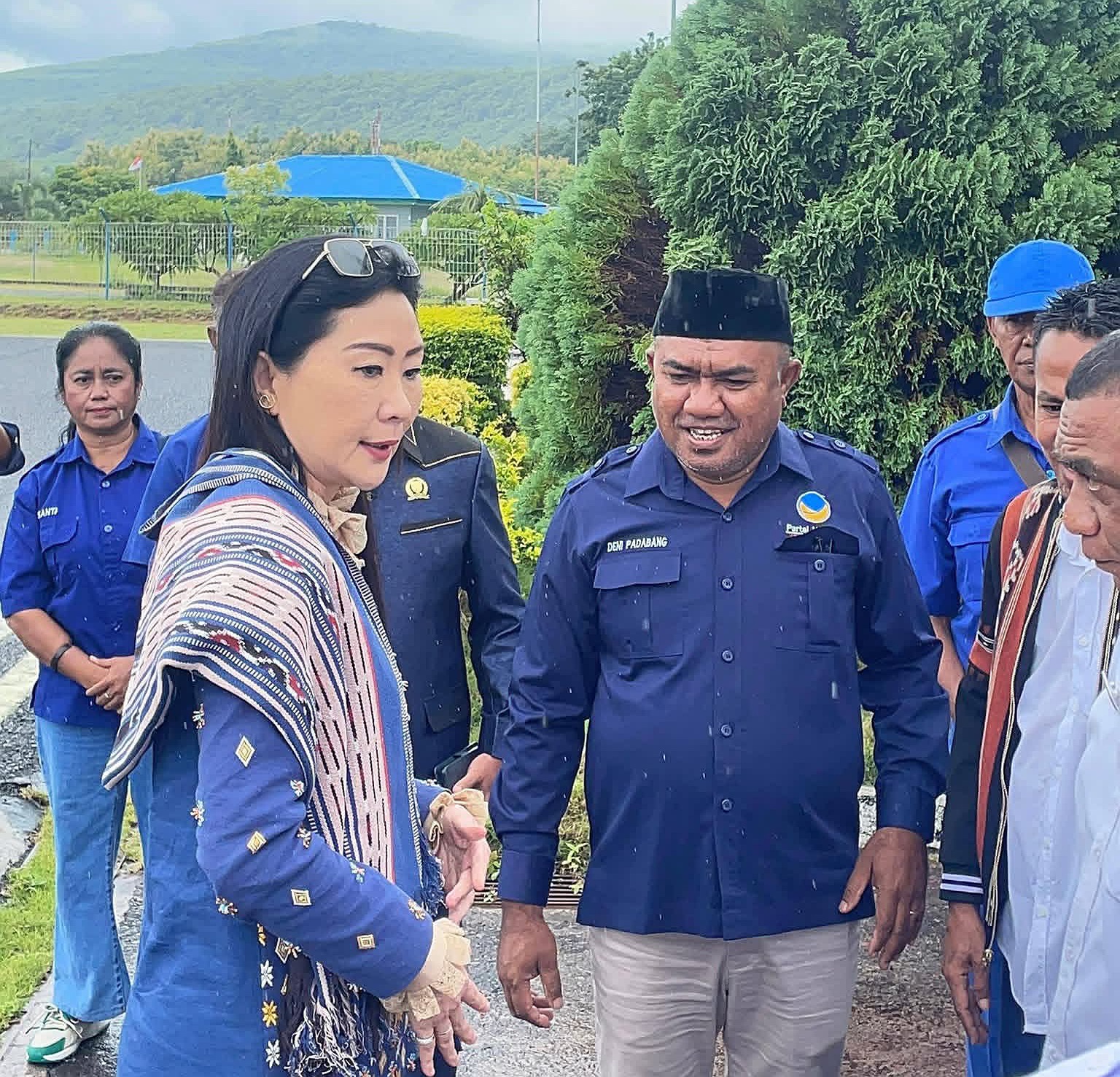 Anggota DPR RI Komisi XI F-NasDem Julie Sutrisno Laiskodat tiba di Bandara Mali-Alor, Rabu (25/2) untuk agenda Reses. JSL bersama rombongan disambut Plh. Sekda Alor Obeth Bolang, Ketua DPRD Alor Paulus Brikmar, Ketua DPD NasDem Alor Deni Padabang, Ketua Fraksi NasDem DPRD Alor Joni Tulimau dan jajaran petinggi NasDem Alor. (Sumber Foto: Facebook Julie Sutrisno Laiskodat). Anggota DPR RI Komisi XI F-NasDem Julie Sutrisno Laiskodat tiba di Bandara Mali-Alor, Rabu (25/2) untuk agenda Reses. JSL bersama rombongan disambut Plh. Sekda Alor Obeth Bolang, Ketua DPRD Alor Paulus Brikmar, Ketua DPD NasDem Alor Deni Padabang, Ketua Fraksi NasDem DPRD Alor Joni Tulimau dan jajaran petinggi NasDem Alor. (Sumber Foto: Facebook Julie Sutrisno Laiskodat).