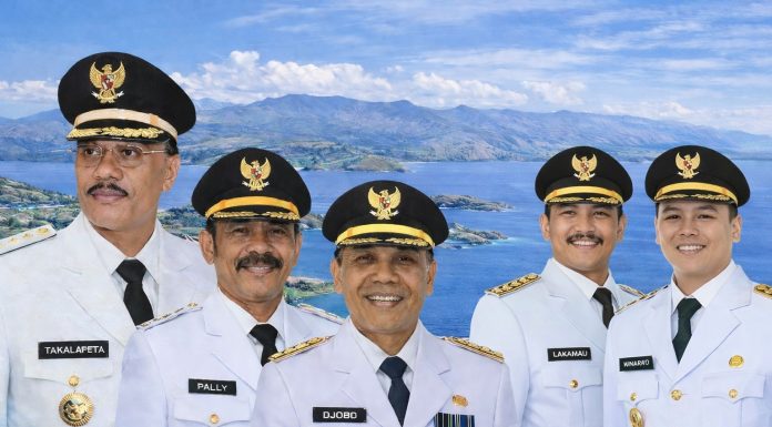 Polemik Nakes P3K PW Rp 300 Ribu: Belajar dari Tiga Bupati dan PR Besar PAD Foto bagian kiri ke kanan berjejer tiga mantan Bupati Alor: Ir. Ans Takalapeta, Drs. Simeon Th. Pally dan Drs. Amin Djobo, M.AP. dan Bupati dan Wakil Bupati Alor, Iskandar Lakamau-Rocky Winaryo. (Foto: doc tribuanapos.net).
