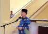 Pemkab Alor Resmi Tak Naikan Gaji PPPK PW, Belum Ada Opsi Dirumahkan Wakil Bupati Alor Rocky Winaryo sedang memimpin apel di kantor Bupati Alor, Batunirwala. (Foto: Akun Facebook Rocky Winaryo).