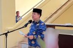 Pemkab Alor Resmi Tak Naikan Gaji PPPK PW, Belum Ada Opsi Dirumahkan Wakil Bupati Alor Rocky Winaryo sedang memimpin apel di kantor Bupati Alor, Batunirwala. (Foto: Akun Facebook Rocky Winaryo).