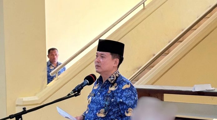 Pemkab Alor Resmi Tak Naikan Gaji PPPK PW, Belum Ada Opsi Dirumahkan Wakil Bupati Alor Rocky Winaryo sedang memimpin apel di kantor Bupati Alor, Batunirwala. (Foto: Akun Facebook Rocky Winaryo).