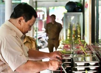 Presiden Prabowo Tetapkan Gaji Karyawan SPPG MBG Rp 2-7 Juta/Bulan, Kalahkan Gaji Dokter, Nakes, Guru PPPK di NTT Rp 300 Ribu/Bulan Foto: Presiden Prabowo Subianto pada Senin, 10 Februari 2025, mengunjungi SDN Kedung Jaya 1 Bogor, Kota Bogor, Provinsi Jawa Barat, untuk meninjau langsung pelaksanaan program makan bergizi gratis (MBG). (Dok. Biro Pers, Media, dan Informasi Sekretariat Presiden).