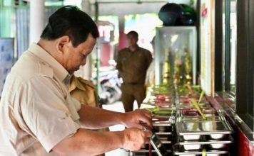 Presiden Prabowo Tetapkan Gaji Karyawan SPPG MBG Rp 2-7 Juta/Bulan, Kalahkan Gaji Dokter, Nakes, Guru PPPK di NTT Rp 300 Ribu/Bulan Foto: Presiden Prabowo Subianto pada Senin, 10 Februari 2025, mengunjungi SDN Kedung Jaya 1 Bogor, Kota Bogor, Provinsi Jawa Barat, untuk meninjau langsung pelaksanaan program makan bergizi gratis (MBG). (Dok. Biro Pers, Media, dan Informasi Sekretariat Presiden).