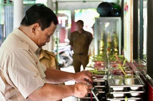Presiden Prabowo Tetapkan Gaji Karyawan SPPG MBG Rp 2-7 Juta/Bulan, Kalahkan Gaji Dokter, Nakes, Guru PPPK di NTT Rp 300 Ribu/Bulan Foto: Presiden Prabowo Subianto pada Senin, 10 Februari 2025, mengunjungi SDN Kedung Jaya 1 Bogor, Kota Bogor, Provinsi Jawa Barat, untuk meninjau langsung pelaksanaan program makan bergizi gratis (MBG). (Dok. Biro Pers, Media, dan Informasi Sekretariat Presiden).