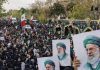 Aliran Boneka Warga Iran bawa Poster Presiden Iran Ayatolah Ali Khamenei.