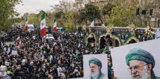 Aliran Boneka Warga Iran bawa Poster Presiden Iran Ayatolah Ali Khamenei.