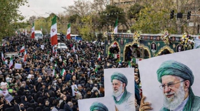 Aliran Boneka Warga Iran bawa Poster Presiden Iran Ayatolah Ali Khamenei.