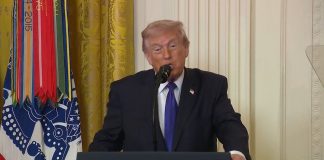 Kelas Delcy Presiden AS, Donald Trump.