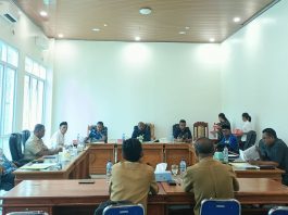 Penantian Panjang, Pemkab Alor Akhirnya Anggarkan Ruas Jalan Joy-Manetwati Komisi 3 DPRD menggelar RDP dengan Kadis PUPR Alor, Christian Djahila, membahas rencana usulan pembangunan jalan, irigasi dan bendungan ke Kementrian PU, Dirjen Bina Marga dan Dirjen SDA, Selasa (10/3) di kantor DPRD, Batunirwala. (Foto: doc Komisi 3 DPRD).