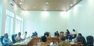 Penantian Panjang, Pemkab Alor Akhirnya Anggarkan Ruas Jalan Joy-Manetwati Komisi 3 DPRD menggelar RDP dengan Kadis PUPR Alor, Christian Djahila, membahas rencana usulan pembangunan jalan, irigasi dan bendungan ke Kementrian PU, Dirjen Bina Marga dan Dirjen SDA, Selasa (10/3) di kantor DPRD, Batunirwala. (Foto: doc Komisi 3 DPRD).