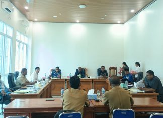 Penantian Panjang, Pemkab Alor Akhirnya Anggarkan Ruas Jalan Joy-Manetwati Komisi 3 DPRD menggelar RDP dengan Kadis PUPR Alor, Christian Djahila, membahas rencana usulan pembangunan jalan, irigasi dan bendungan ke Kementrian PU, Dirjen Bina Marga dan Dirjen SDA, Selasa (10/3) di kantor DPRD, Batunirwala. (Foto: doc Komisi 3 DPRD).