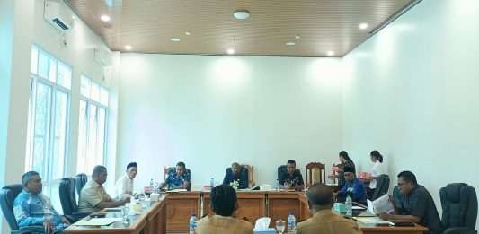 Penantian Panjang, Pemkab Alor Akhirnya Anggarkan Ruas Jalan Joy-Manetwati Komisi 3 DPRD menggelar RDP dengan Kadis PUPR Alor, Christian Djahila, membahas rencana usulan pembangunan jalan, irigasi dan bendungan ke Kementrian PU, Dirjen Bina Marga dan Dirjen SDA, Selasa (10/3) di kantor DPRD, Batunirwala. (Foto: doc Komisi 3 DPRD).