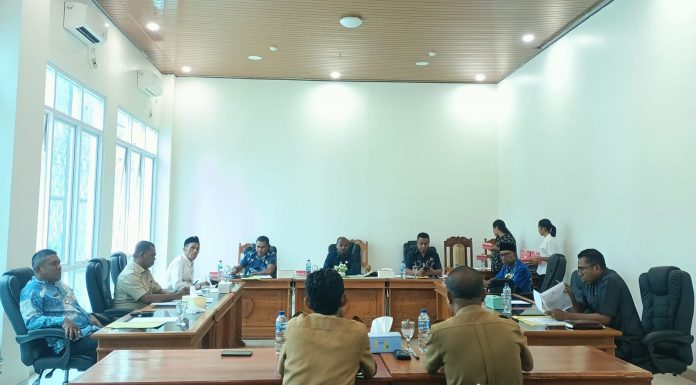 Penantian Panjang, Pemkab Alor Akhirnya Anggarkan Ruas Jalan Joy-Manetwati Komisi 3 DPRD menggelar RDP dengan Kadis PUPR Alor, Christian Djahila, membahas rencana usulan pembangunan jalan, irigasi dan bendungan ke Kementrian PU, Dirjen Bina Marga dan Dirjen SDA, Selasa (10/3) di kantor DPRD, Batunirwala. (Foto: doc Komisi 3 DPRD).