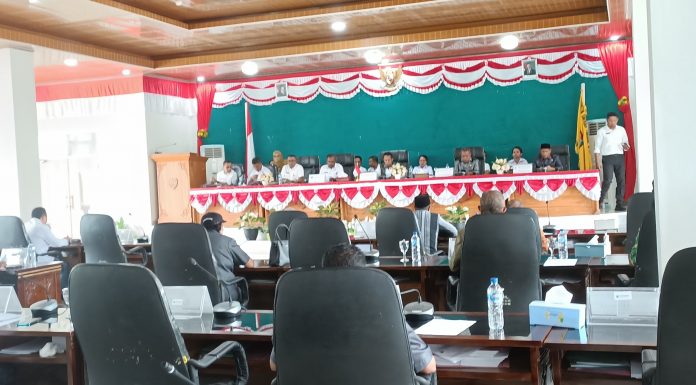 DPRD-Pemda Alor Bahas Sejumlah Opsi Kenaikan Jasa Insentif Nakes PPPK PW RDP DPRD Alor dan pemerintah daerah bahas kondisi pemulihan kesehatan Bupati Alor dan kenaikan insentif Nakes, Rabu (11/3) di kantor DPRD Alor, Batunirwala. (Foto: doc tribuanapos.net).