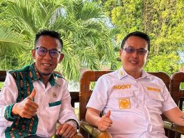 Dituduh Ketua DPRD Alor Hanya Urus Jalan-Jalan ke luar Daerah, Wakil Bupati: Itu Fitnah Gambar: Ketua DPRD Alor Paulus Buche Brikmar (kiri) dan Wakil Bupati Alor Rocky Winaryo (kanan). (Sumber Foto: Facebook Buche Brikmar).