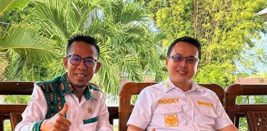 Dituduh Ketua DPRD Alor Hanya Urus Jalan-Jalan ke luar Daerah, Wakil Bupati: Itu Fitnah Gambar: Ketua DPRD Alor Paulus Buche Brikmar (kiri) dan Wakil Bupati Alor Rocky Winaryo (kanan). (Sumber Foto: Facebook Buche Brikmar).