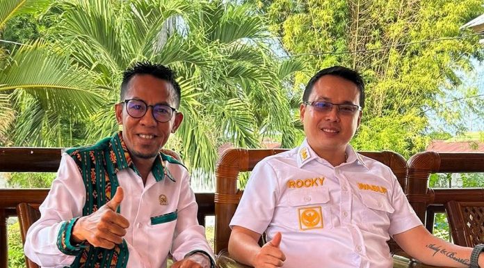 Dituduh Ketua DPRD Alor Hanya Urus Jalan-Jalan ke luar Daerah, Wakil Bupati: Itu Fitnah Gambar: Ketua DPRD Alor Paulus Buche Brikmar (kiri) dan Wakil Bupati Alor Rocky Winaryo (kanan). (Sumber Foto: Facebook Buche Brikmar).
