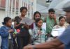 Aksi bagi Bunga Mawar di Kota Kalabahi, Perempuan SEMATA Serukan Perdamaian Alor Perempuan SEMATA membagi bunga di Kota Kalabahi sekaligus orasi imbau jaga perdamaian di tanah Alor, Rabu (11/3). (Foto: doc tribuanapos.net).