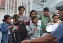 Aksi bagi Bunga Mawar di Kota Kalabahi, Perempuan SEMATA Serukan Perdamaian Alor Perempuan SEMATA membagi bunga di Kota Kalabahi sekaligus orasi imbau jaga perdamaian di tanah Alor, Rabu (11/3). (Foto: doc tribuanapos.net).