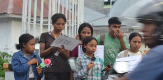 Aksi bagi Bunga Mawar di Kota Kalabahi, Perempuan SEMATA Serukan Perdamaian Alor Perempuan SEMATA membagi bunga di Kota Kalabahi sekaligus orasi imbau jaga perdamaian di tanah Alor, Rabu (11/3). (Foto: doc tribuanapos.net).