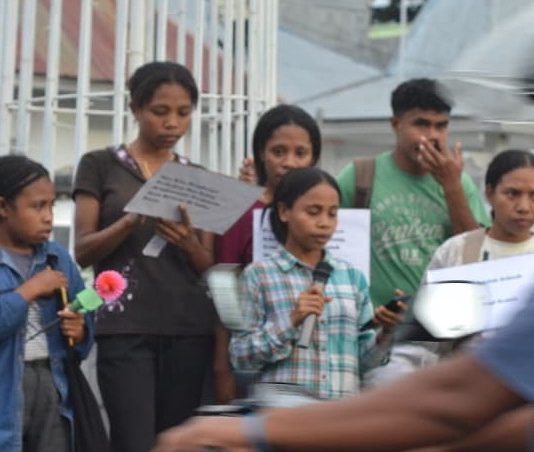 Aksi bagi Bunga Mawar di Kota Kalabahi, Perempuan SEMATA Serukan Perdamaian Alor Perempuan SEMATA membagi bunga di Kota Kalabahi sekaligus orasi imbau jaga perdamaian di tanah Alor, Rabu (11/3). (Foto: doc tribuanapos.net).
