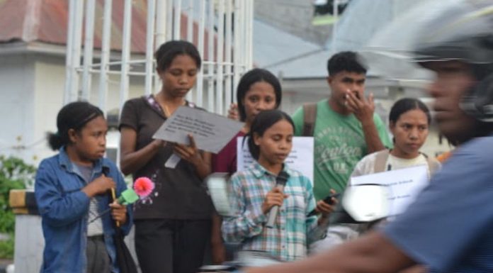 Aksi bagi Bunga Mawar di Kota Kalabahi, Perempuan SEMATA Serukan Perdamaian Alor Perempuan SEMATA membagi bunga di Kota Kalabahi sekaligus orasi imbau jaga perdamaian di tanah Alor, Rabu (11/3). (Foto: doc tribuanapos.net).