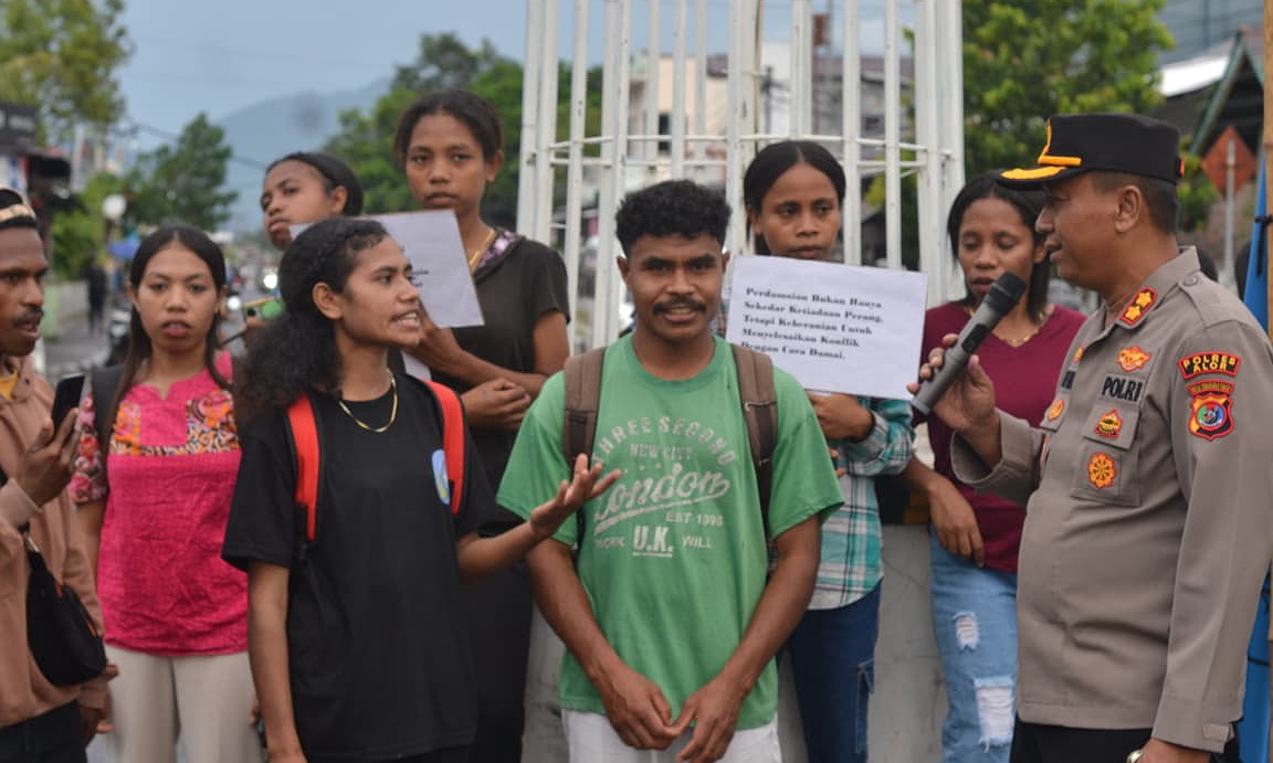 Kapolres Alor AKBP Nur Azhari ikut membagi bunga Mawar bersama Mahasiswa Semata, Rabu (11/3) di Kota Kalabahi. 