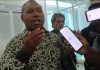 Tokoh Abui Pertanyakan Motif Politik Sikap DPRD Alor Memaksa Bupati Iskandar Lakamau Rawat di RS PON Jakarta Tokoh muda Abui Aremang, Benyamin Alokafani, SH, ketika konferensi pers di gedung DPRD Alor, Kamis 12 Maret 2026. (Foto: doc tribuanapos.net/dm).