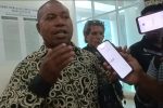 Tokoh Abui Pertanyakan Motif Politik Sikap DPRD Alor Memaksa Bupati Iskandar Lakamau Rawat di RS PON Jakarta Tokoh muda Abui Aremang, Benyamin Alokafani, SH, ketika konferensi pers di gedung DPRD Alor, Kamis 12 Maret 2026. (Foto: doc tribuanapos.net/dm).