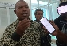 Tokoh Abui Pertanyakan Motif Politik Sikap DPRD Alor Memaksa Bupati Iskandar Lakamau Rawat di RS PON Jakarta Tokoh muda Abui Aremang, Benyamin Alokafani, SH, ketika konferensi pers di gedung DPRD Alor, Kamis 12 Maret 2026. (Foto: doc tribuanapos.net/dm).