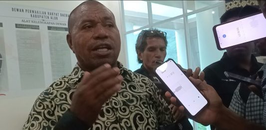 Tokoh Abui Pertanyakan Motif Politik Sikap DPRD Alor Memaksa Bupati Iskandar Lakamau Rawat di RS PON Jakarta Tokoh muda Abui Aremang, Benyamin Alokafani, SH, ketika konferensi pers di gedung DPRD Alor, Kamis 12 Maret 2026. (Foto: doc tribuanapos.net/dm).
