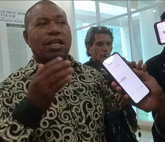 Tokoh Abui Pertanyakan Motif Politik Sikap DPRD Alor Memaksa Bupati Iskandar Lakamau Rawat di RS PON Jakarta Tokoh muda Abui Aremang, Benyamin Alokafani, SH, ketika konferensi pers di gedung DPRD Alor, Kamis 12 Maret 2026. (Foto: doc tribuanapos.net/dm).