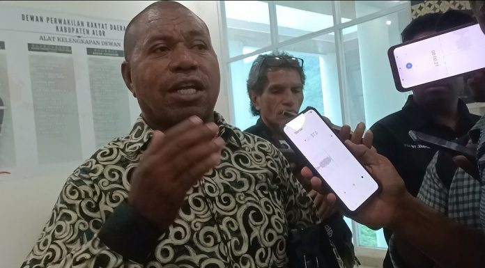 Tokoh Abui Pertanyakan Motif Politik Sikap DPRD Alor Memaksa Bupati Iskandar Lakamau Rawat di RS PON Jakarta Tokoh muda Abui Aremang, Benyamin Alokafani, SH, ketika konferensi pers di gedung DPRD Alor, Kamis 12 Maret 2026. (Foto: doc tribuanapos.net/dm).