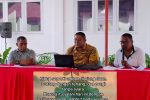 GMIT Tribuana Alor Jadi Tuan dan Nyonya Rumah Sidang PGI Tahun 2026 Ketua Sinode GMIT Pdt. Samuel Benyamin Pandie, S.Th (tengah) di dampingi Ketua Tim Pelaksana Sidang PGI, Pnt. Obeth Bolang (kiri) dan Sekretaris Tim, Pnt. Anis Obisuru (kanan), ketika memandu rapat awal Tim Pelaksana Sidang PGI, Sabtu (14/3) di Kokor Gereja Pola Tribuana Kalabahi. (Foto: doc tribuanapos.net).