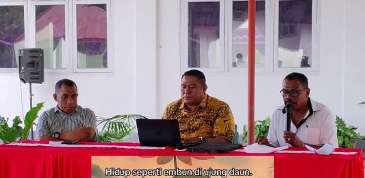 GMIT Tribuana Alor Jadi Tuan dan Nyonya Rumah Sidang PGI Tahun 2026 Ketua Sinode GMIT Pdt. Samuel Benyamin Pandie, S.Th (tengah) di dampingi Ketua Tim Pelaksana Sidang PGI, Pnt. Obeth Bolang (kiri) dan Sekretaris Tim, Pnt. Anis Obisuru (kanan), ketika memandu rapat awal Tim Pelaksana Sidang PGI, Sabtu (14/3) di Kokor Gereja Pola Tribuana Kalabahi. (Foto: doc tribuanapos.net).