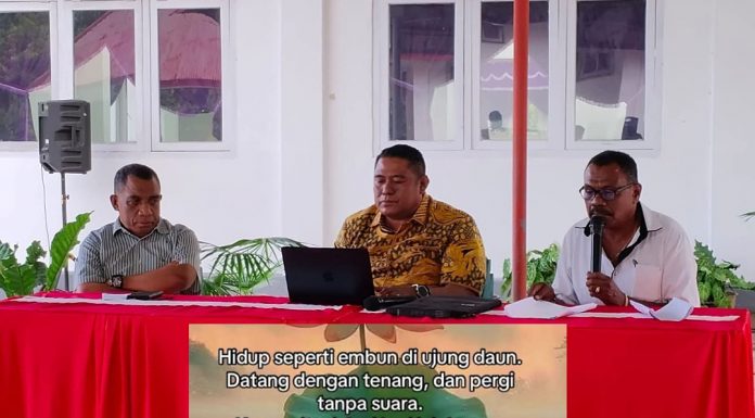 GMIT Tribuana Alor Jadi Tuan dan Nyonya Rumah Sidang PGI Tahun 2026 Ketua Sinode GMIT Pdt. Samuel Benyamin Pandie, S.Th (tengah) di dampingi Ketua Tim Pelaksana Sidang PGI, Pnt. Obeth Bolang (kiri) dan Sekretaris Tim, Pnt. Anis Obisuru (kanan), ketika memandu rapat awal Tim Pelaksana Sidang PGI, Sabtu (14/3) di Kokor Gereja Pola Tribuana Kalabahi. (Foto: doc tribuanapos.net).