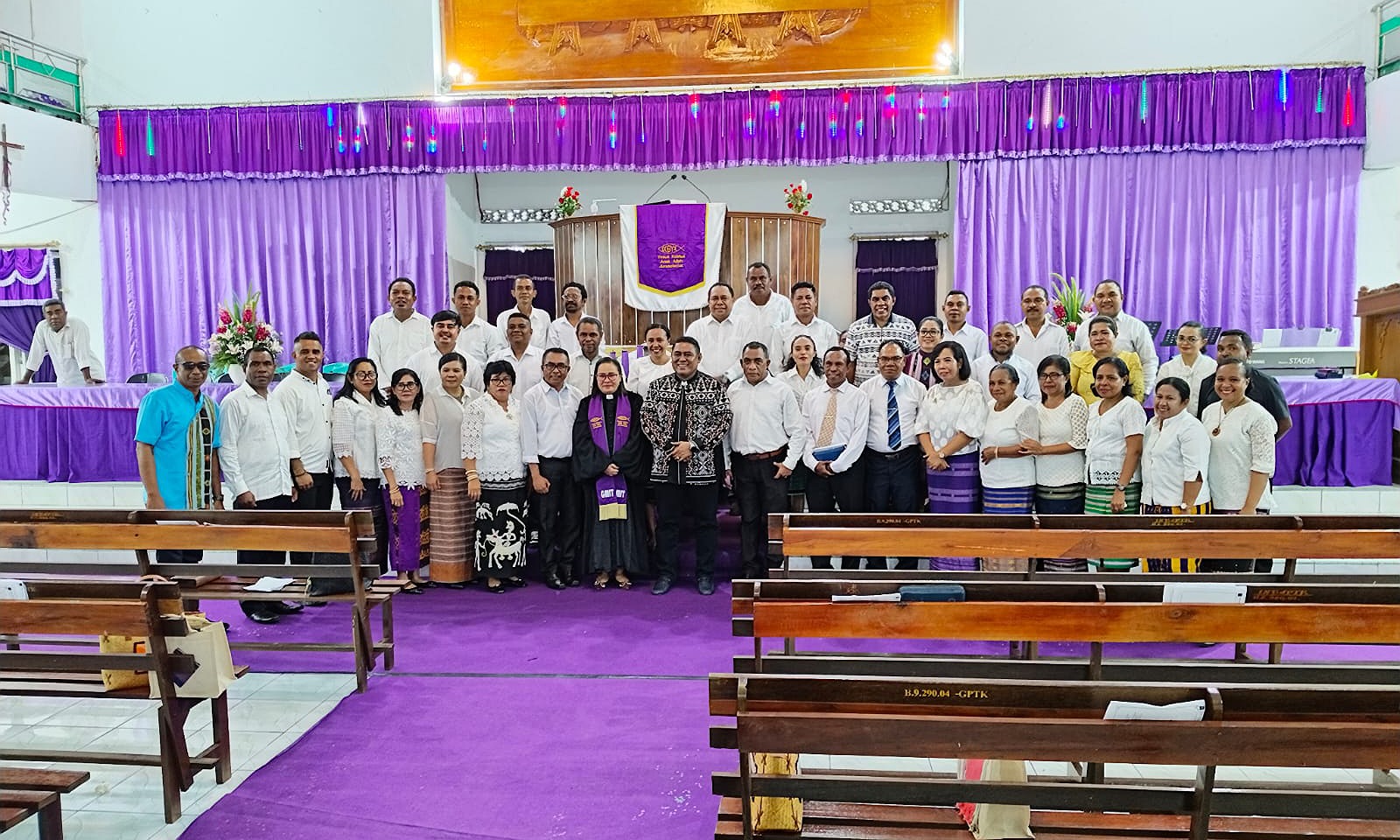 Ketua Majelis Sinode GMIT Pdt. Samuel Pandie (tengah) foto bersama Timpel usai ibadah perhadapan, Minggu (15/3) di Gereja Pola Tribuana, Kalabahi. (Foto: doc tribuanapos.net).