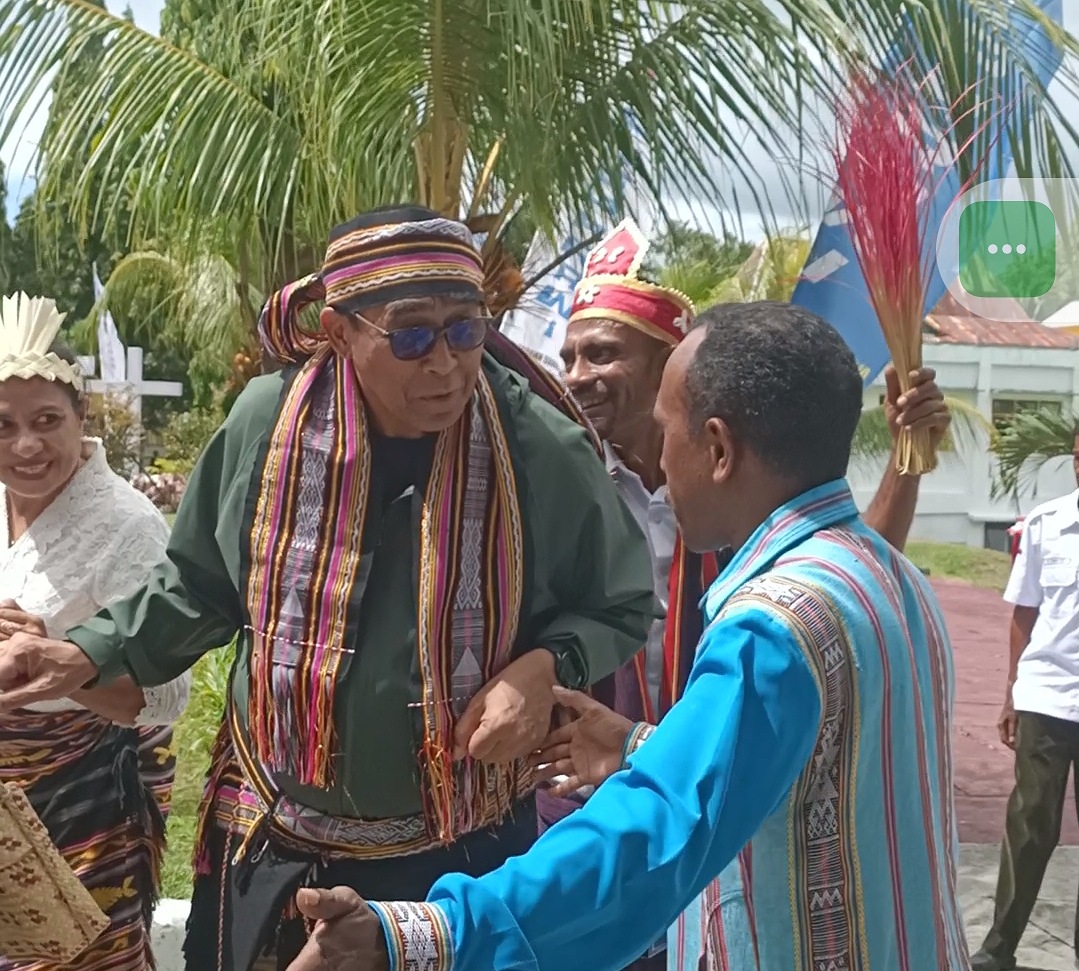 Ketum PGI Pdt. Jacklevyn Frits Manuputty (kedua kanan) ikut dalam lingkaran tarian lego-lego khas Alor dalam acara penyambutan peserta Sidang MPH PGI, Kamis 21 Mei 2026 di GMIT Pola Tribuana Kalabahi. (Foto: tribuanapos.net/dm).