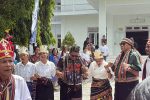 Sidang MPH PGI di Alor, Ketum PGI dan Rombongan Disambut Hangat dengan Budaya Khas dan Simbol Toleransi Ketum PGI Pdt. Jacklevyn Frits Manuputty (kedua kanan) dan Ketua Sinode GMIT Pdt. Samuel Pandie (keempat kanan), bergabung dalam lingkaran tarian lego-lego khas Alor dalam acara penyambutan peserta Sidang MPH PGI, Kamis 21 Mei 2026 di GMIT Pola Tribuana Kalabahi. (Foto: doc Alor Vibes).