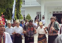 Sidang MPH PGI di Alor, Ketum PGI dan Rombongan Disambut Hangat dengan Budaya Khas dan Simbol Toleransi Ketum PGI Pdt. Jacklevyn Frits Manuputty (kedua kanan) dan Ketua Sinode GMIT Pdt. Samuel Pandie (keempat kanan), bergabung dalam lingkaran tarian lego-lego khas Alor dalam acara penyambutan peserta Sidang MPH PGI, Kamis 21 Mei 2026 di GMIT Pola Tribuana Kalabahi. (Foto: doc Alor Vibes).