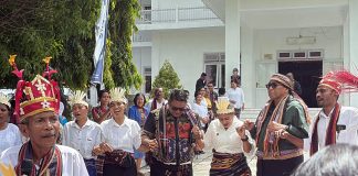 Sidang MPH PGI di Alor, Ketum PGI dan Rombongan Disambut Hangat dengan Budaya Khas dan Simbol Toleransi Ketum PGI Pdt. Jacklevyn Frits Manuputty (kedua kanan) dan Ketua Sinode GMIT Pdt. Samuel Pandie (keempat kanan), bergabung dalam lingkaran tarian lego-lego khas Alor dalam acara penyambutan peserta Sidang MPH PGI, Kamis 21 Mei 2026 di GMIT Pola Tribuana Kalabahi. (Foto: doc Alor Vibes).