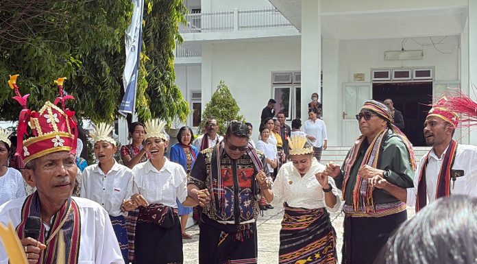 Sidang MPH PGI di Alor, Ketum PGI dan Rombongan Disambut Hangat dengan Budaya Khas dan Simbol Toleransi Ketum PGI Pdt. Jacklevyn Frits Manuputty (kedua kanan) dan Ketua Sinode GMIT Pdt. Samuel Pandie (keempat kanan), bergabung dalam lingkaran tarian lego-lego khas Alor dalam acara penyambutan peserta Sidang MPH PGI, Kamis 21 Mei 2026 di GMIT Pola Tribuana Kalabahi. (Foto: doc Alor Vibes).