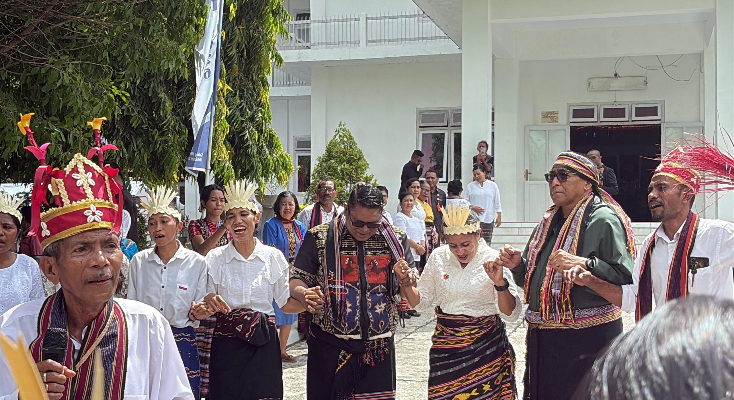 Ketum PGI Pdt. Jacklevyn Frits Manuputty (kedua kanan) dan Ketua Sinode GMIT Pdt. Samuel Pandie (keempat kanan), bergabung dalam lingkaran tarian lego-lego khas Alor dalam acara penyambutan peserta Sidang MPH PGI, Kamis 21 Mei 2026 di GMIT Pola Tribuana Kalabahi. (Foto: doc Alor Vibes). Ketum PGI Pdt. Jacklevyn Frits Manuputty (kedua kanan) dan Ketua Sinode GMIT Pdt. Samuel Pandie (keempat kanan), bergabung dalam lingkaran tarian lego-lego khas Alor dalam acara penyambutan peserta Sidang MPH PGI, Kamis 21 Mei 2026 di GMIT Pola Tribuana Kalabahi. (Foto: doc Alor Vibes).