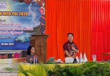 Sikapi Tantangan AI, PGI Gelar Diskusi Terbatas di Alor: Dorong Jemaat Cerdas Digital dan Perkuat Teologi Berjaga-jaga Komisi Pengembangan Digital dan Artificial Intelligence, Gildas Deograt Lumy, sementara memaparkan materi tentang: Tantangan Dunia Digital dan AI bagi Gereja dan Secure Platform bagi Gereja Gereja Indonesia, Jumat (22/5) di Aula Gereja Pola Tribuana Kalabahi. (Foto: doc fotografer Jhon Dael).