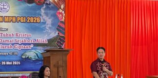 Sikapi Tantangan AI, PGI Gelar Diskusi Terbatas di Alor: Dorong Jemaat Cerdas Digital dan Perkuat Teologi Berjaga-jaga Komisi Pengembangan Digital dan Artificial Intelligence, Gildas Deograt Lumy, sementara memaparkan materi tentang: Tantangan Dunia Digital dan AI bagi Gereja dan Secure Platform bagi Gereja Gereja Indonesia, Jumat (22/5) di Aula Gereja Pola Tribuana Kalabahi. (Foto: doc fotografer Jhon Dael).