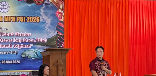 Sikapi Tantangan AI, PGI Gelar Diskusi Terbatas di Alor: Dorong Jemaat Cerdas Digital dan Perkuat Teologi Berjaga-jaga Komisi Pengembangan Digital dan Artificial Intelligence, Gildas Deograt Lumy, sementara memaparkan materi tentang: Tantangan Dunia Digital dan AI bagi Gereja dan Secure Platform bagi Gereja Gereja Indonesia, Jumat (22/5) di Aula Gereja Pola Tribuana Kalabahi. (Foto: doc fotografer Jhon Dael).