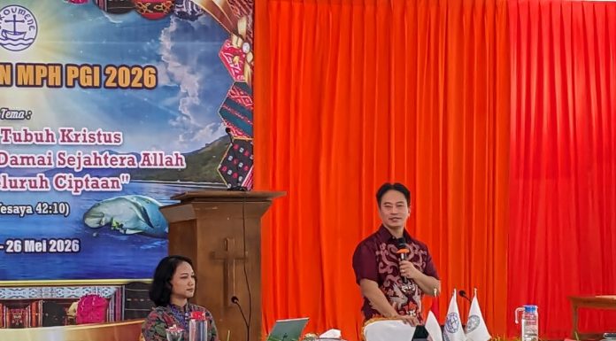 Sikapi Tantangan AI, PGI Gelar Diskusi Terbatas di Alor: Dorong Jemaat Cerdas Digital dan Perkuat Teologi Berjaga-jaga Komisi Pengembangan Digital dan Artificial Intelligence, Gildas Deograt Lumy, sementara memaparkan materi tentang: Tantangan Dunia Digital dan AI bagi Gereja dan Secure Platform bagi Gereja Gereja Indonesia, Jumat (22/5) di Aula Gereja Pola Tribuana Kalabahi. (Foto: doc fotografer Jhon Dael).