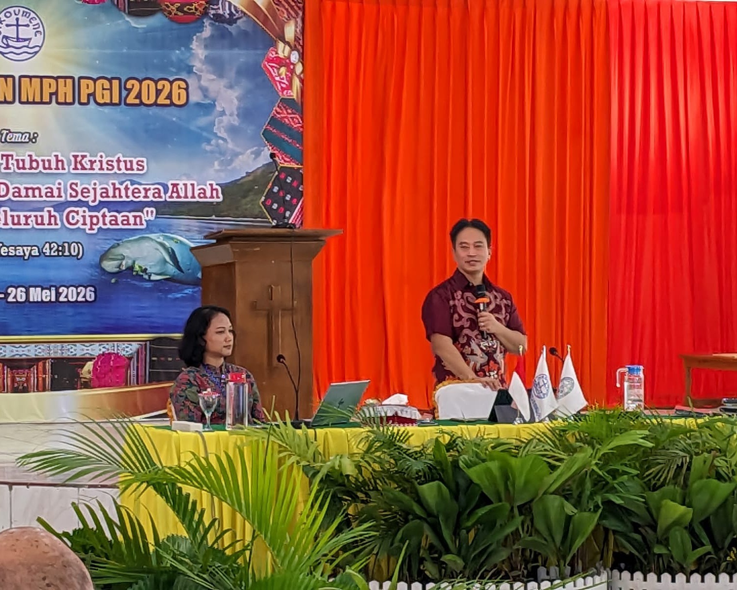 Komisi Pengembangan Digital dan Artificial Intelligence, Gildas Deograt Lumy, sementara memaparkan materi tentang: Tantangan Dunia Digital dan AI bagi Gereja dan Secure Platform bagi Gereja Gereja Indonesia, Jumat (22/5) di Aula Gereja Pola Tribuana Kalabahi. (Foto: doc fotografer Jhon Dael). Komisi Pengembangan Digital dan Artificial Intelligence, Gildas Deograt Lumy, sementara memaparkan materi tentang: Tantangan Dunia Digital dan AI bagi Gereja dan Secure Platform bagi Gereja Gereja Indonesia, Jumat (22/5) di Aula Gereja Pola Tribuana Kalabahi. (Foto: doc fotografer Jhon Dael).