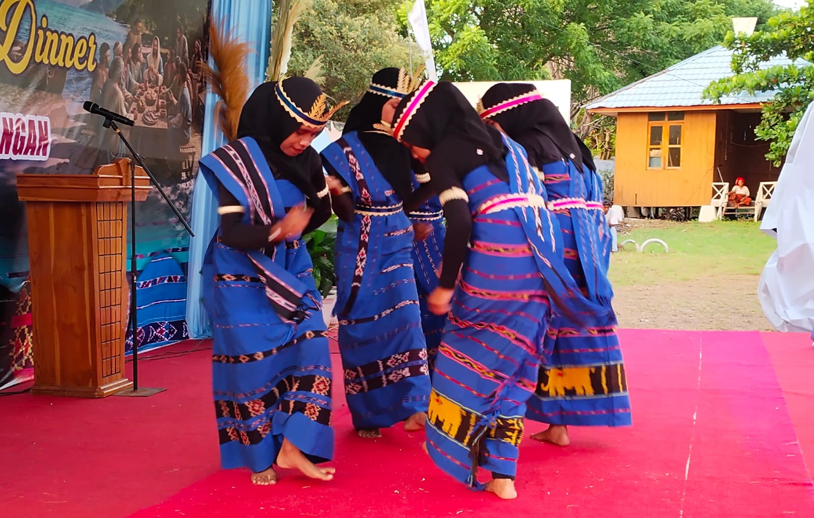 Tarian lego-lego dari Sanggar SMA Negeri Alor Besar mengisi acara Pembukaan Sidang MPH PGI dan HUT Ke-76 PGI, Kamis 21 Mei di Sebanjar. Tarian ini membuat Wasekum PGI Pdt. Lenta Enni Simbolon kagum. (Foto: doc tribuanapos.net/).